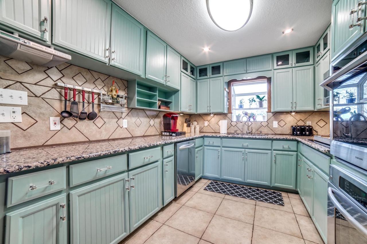 5 Bdrm Home On 2 Acres Mins To Wineries Private Heated Pool And Hot Tub Johnson City Exterior photo